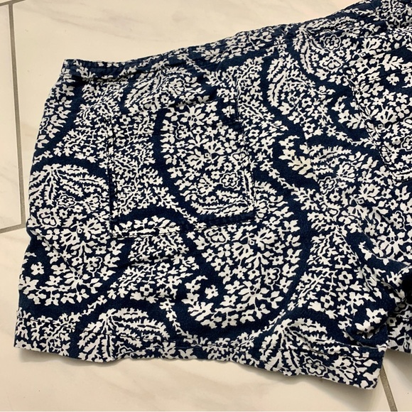 • [GAP] Blue & White Floral Shorts • - Picture 8 of 10